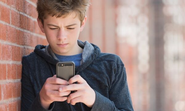 Ребенок постоянно теряет сотовые телефоны: что делать