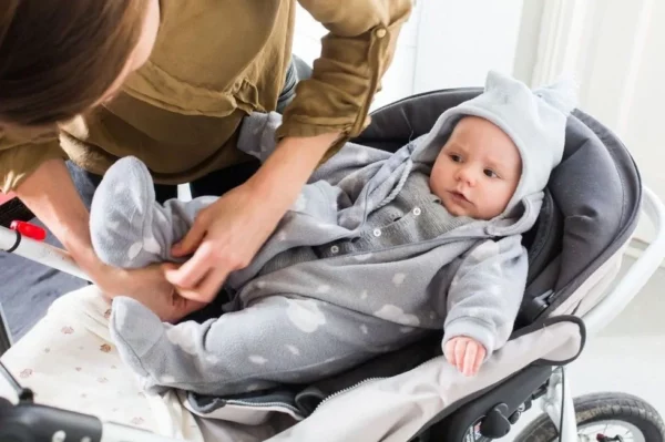 Как правильно одевать ребенка весной: советы для новорожденных и малышей