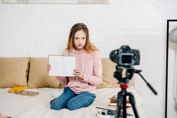Ребенок хочет бросить учебу и стать блогером: что делать и как реагировать родителям