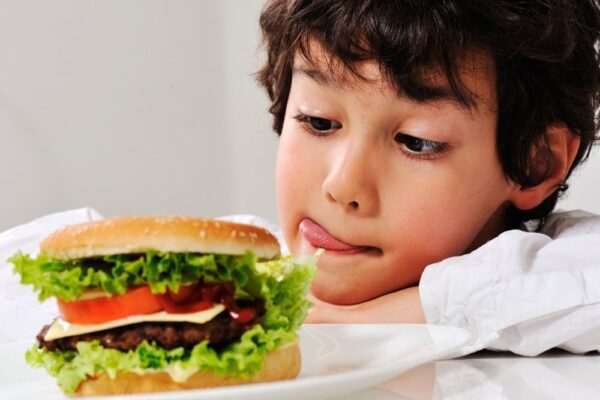 Ребенок постоянно просит фастфуд: как отучить его от этой пищи и найти вкусную альтернативу