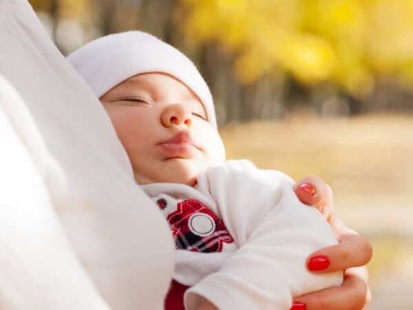 Как правильно одевать ребенка весной: советы для новорожденных и малышей