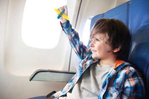 Ребенок боится летать на самолете: причины детской аэрофобии и как с ней справиться