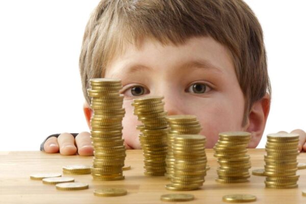 Ребенок тратит все  деньги на «ерунду»: почему не стоит этому препятствовать
