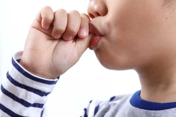 Как отучить ребенка от сосания пальца: эффективные способы и советы