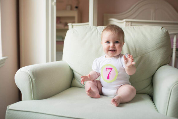 Развитие ребенка в 7 месяцев: что умеет малыш, рост и развитие мальчика и девочки в 7 месяцев