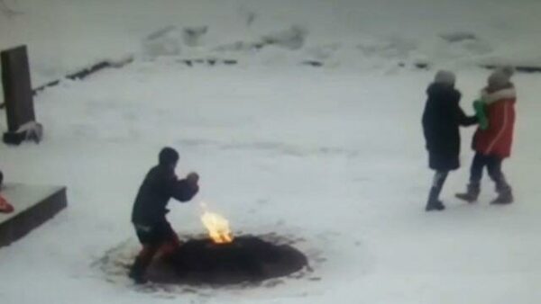 Школьники из Узбекистана потушили «Вечный огонь» в Санкт-Петербурге: подробности произошедшего
