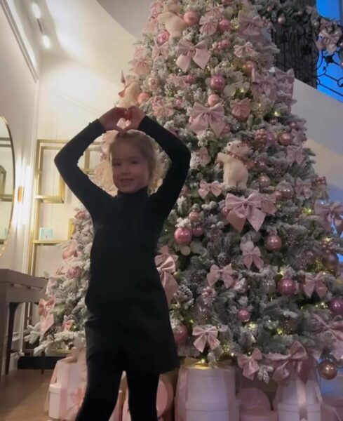 «Плюшевая, бантиковая и конфетная», - Полина Гагарина показала дочку дома у новогодней елки