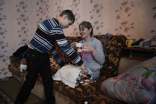 «Расцениваю это как предательство», - Игорь Трубников, с 11 лет ухаживающий за больной матерью, оставил мечту получить образование