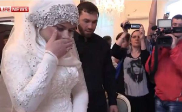 Слезы невесты и танцы Кадырова: как сложилась жизнь 47-летнего чеченского полицейского, женившегося на 17-летней девушке, вместе ли они