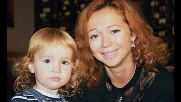 «Занятой ребенок», - похоронившая маленькую дочку Елена Захарова рассказала, как в одиночку воспитывает единственную наследницу