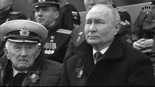 Уже герой: кто тот молодой парень, сидевший позади Владимира Путина на параде Победы