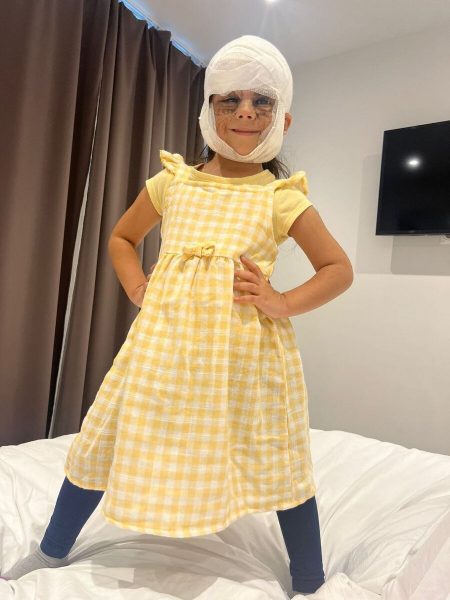 Американской девочке «с маской Бэтмена» в России установили расширители, которые закроют рубцы на ее лице за рекордно короткие сроки: как сейчас выглядит 5-летняя Луна Феннер