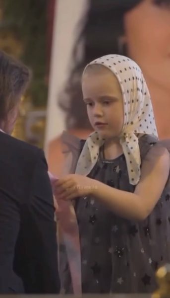 Утешала и обнимала: 5-летняя дочь Анастасии Заворотнюк успокаивала отца на отпевании матери