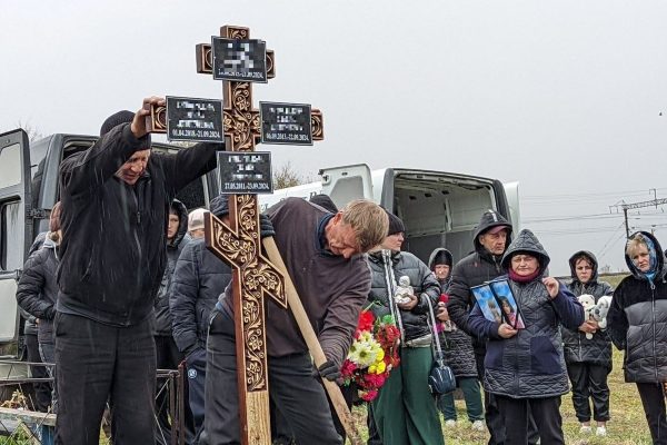 Маленькие гробики и нескончаемый плач: в Красноярске прощаются с четверыми детьми, погибшими от отравления дихлофосом