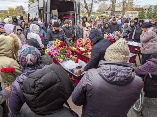 Маленькие гробики и нескончаемый плач: в Красноярске прощаются с четверыми детьми, погибшими от отравления дихлофосом