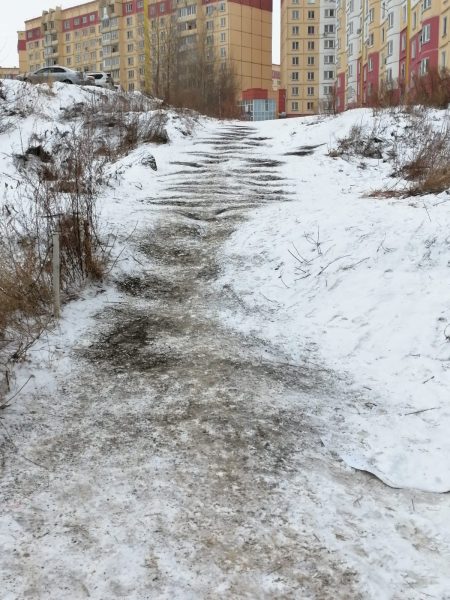 В Новокузнецке дети на глазах у безразличных взрослых играли в жизненно опасные игры - власти уже приняли меры