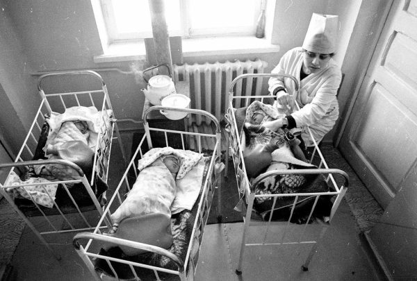 Почему в советских роддомах дети всегда находились отдельно от мам