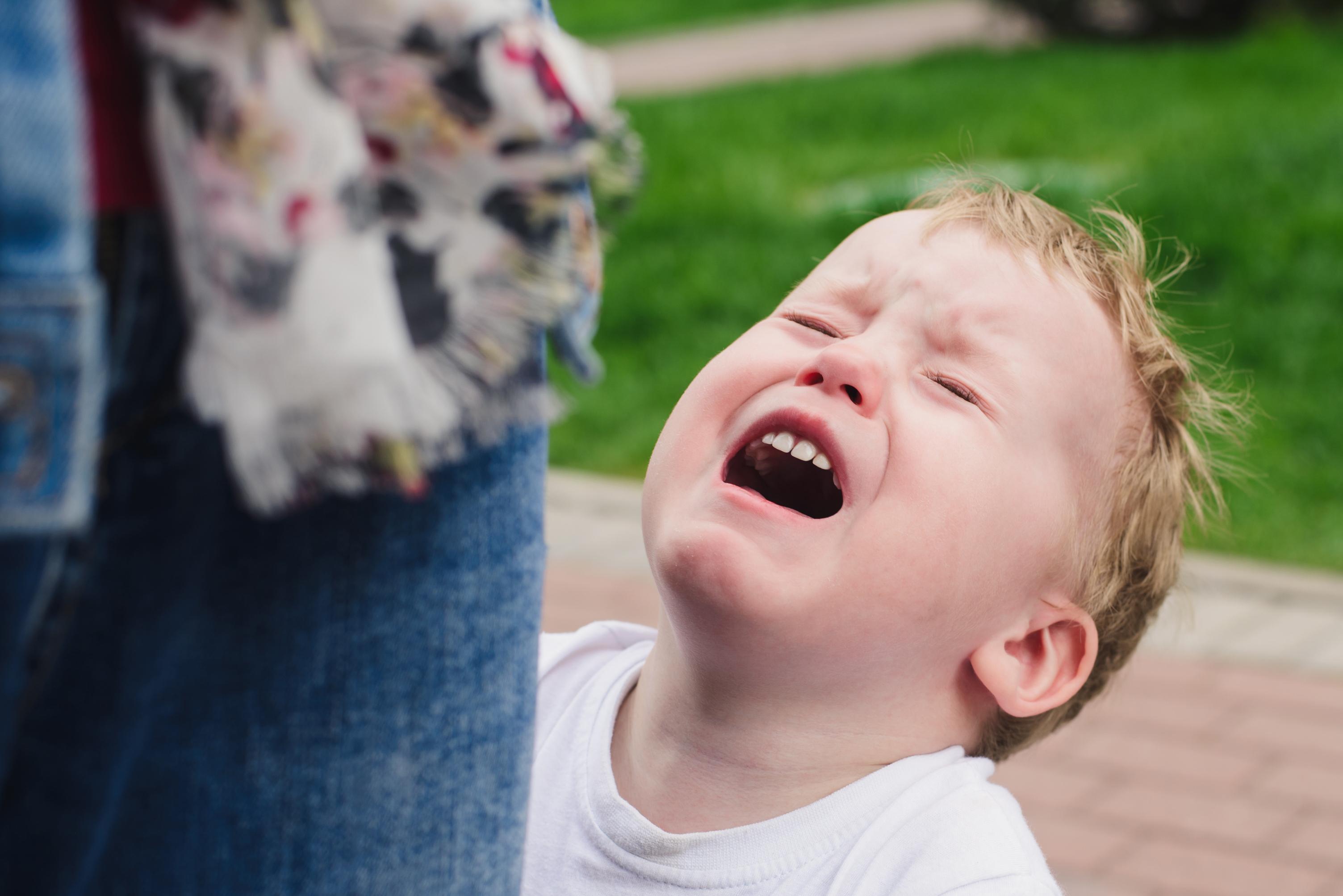 Феномен «мам-затворниц»: как страх публичных истерик загоняет родителей в изоляцию