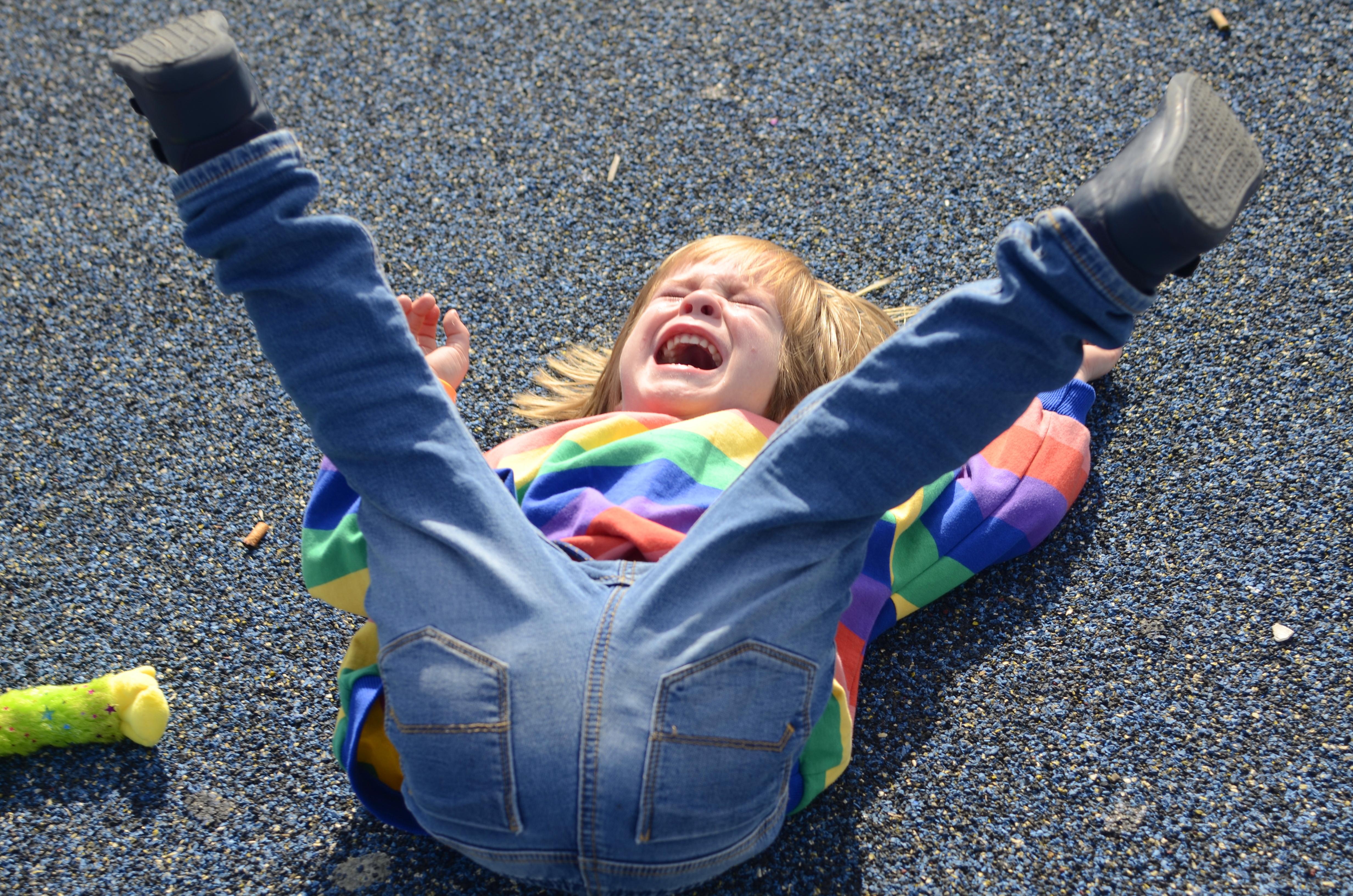 Феномен «мам-затворниц»: как страх публичных истерик загоняет родителей в изоляцию