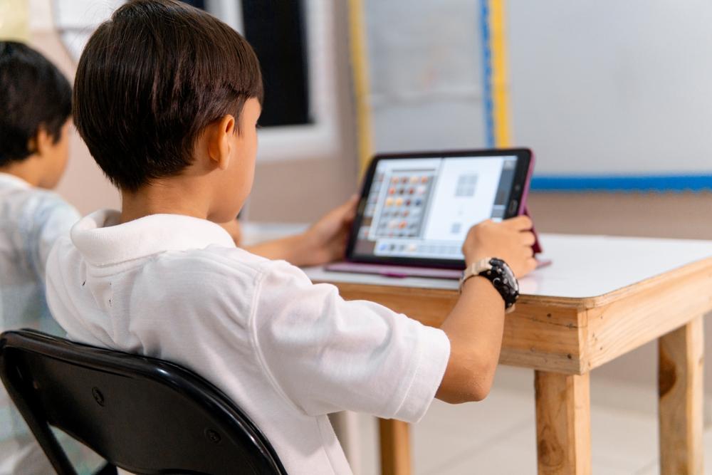 Когда мир кажется слишком сложным, ребенок может отгородиться от него, предпочитая пассивный досуг.