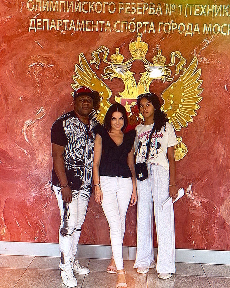 Модельные достижения: Каролина-Кристель с наградами конкурсов красоты.