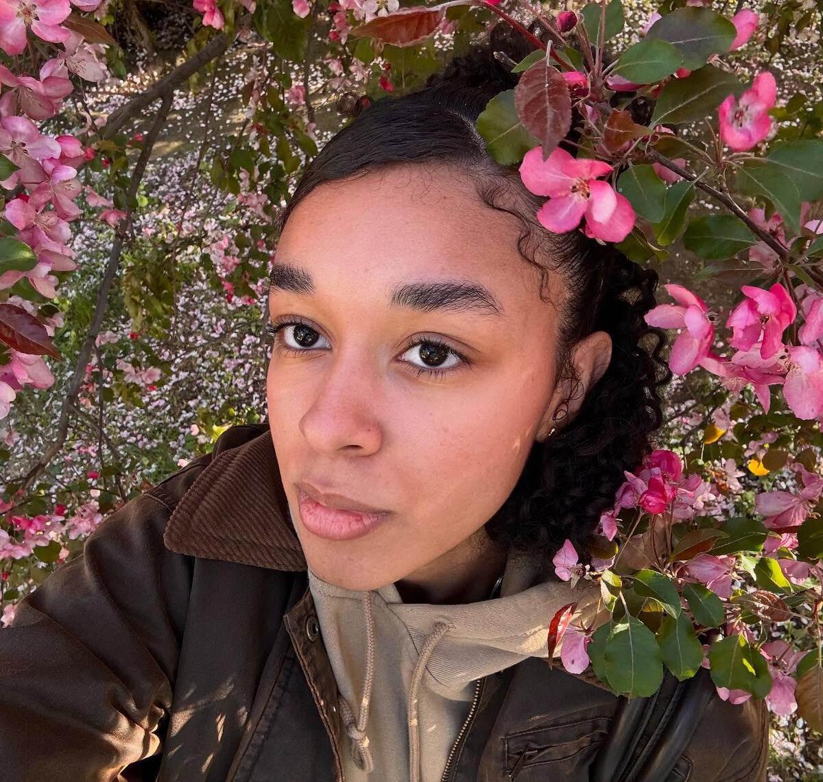 Гордость мамы: Каролина-Кристель на выпускном с красным дипломом.