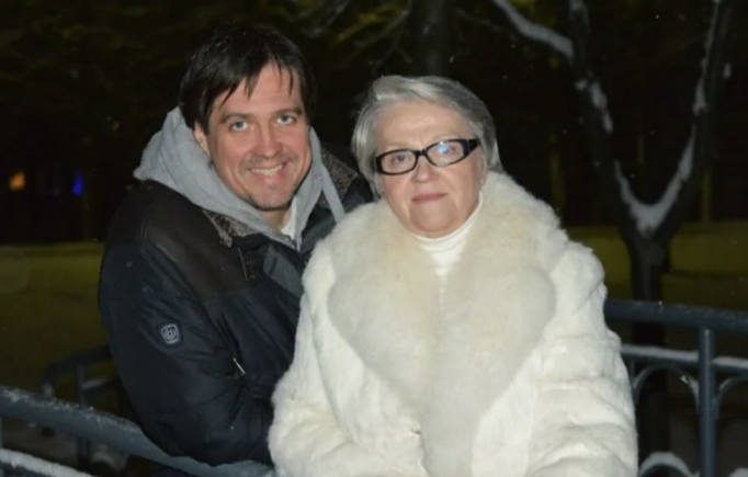 Денис Матросов со своей мамой, чье вмешательство повлияло на его отношения с Людмилой.