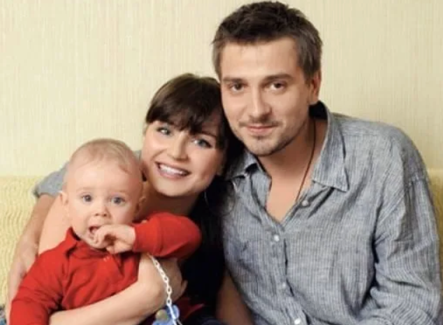 На фото: Пётр Кислов, Полина Гагарина и их сын Андрей.