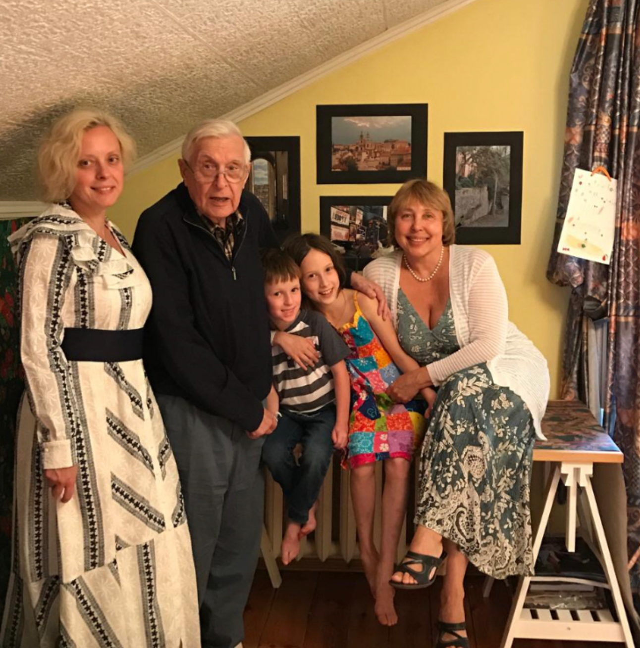 Олег Басилашвили находит утешение в общении с дочерьми и внуками.