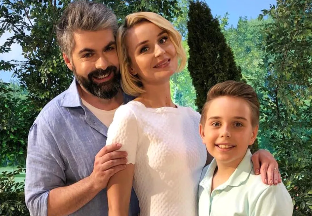 На фото: Полина Гагарина с сыном Андреем и Дмитрий Исхаков.