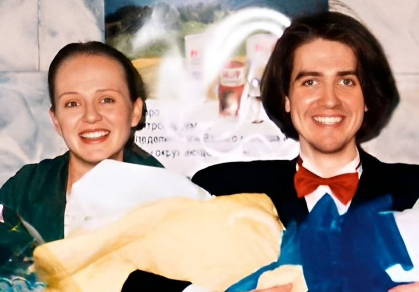 Молодые Денис и Людмила с новорожденными близнецами, до рокового решения.