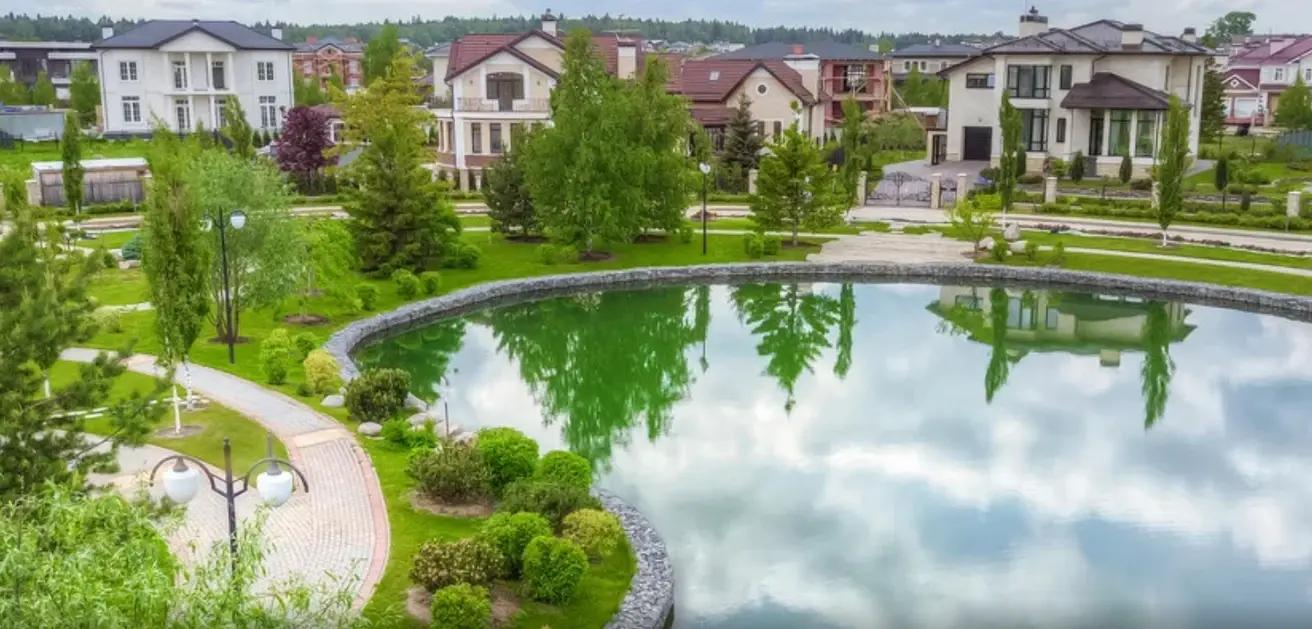 Один из коттеджей в элитном поселке на Новой Риге, где обосновалась Екатерина