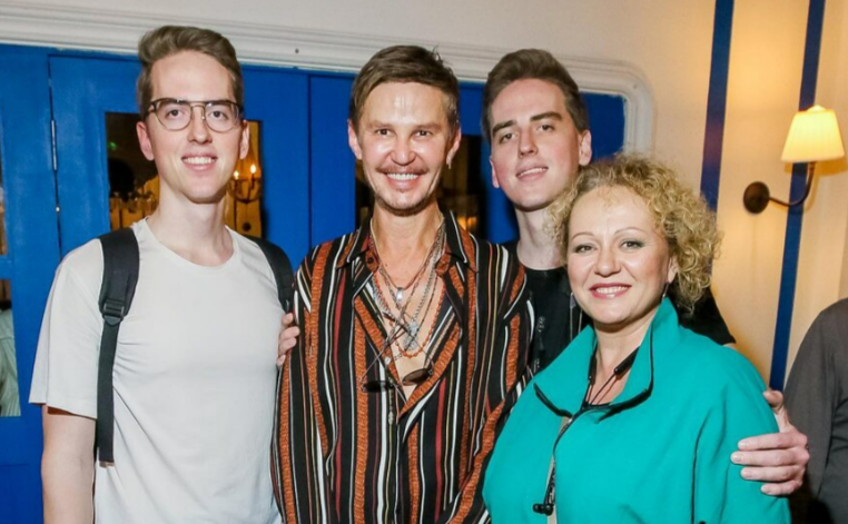 Юрий и Владимир с мамой Людмилой Татаровой, которая вырастила их одна.