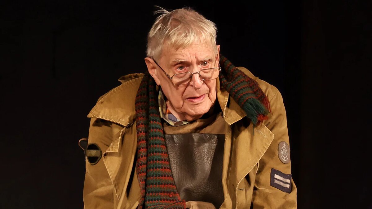 Олег Валерианович с удовольствием проводит время с внуками.