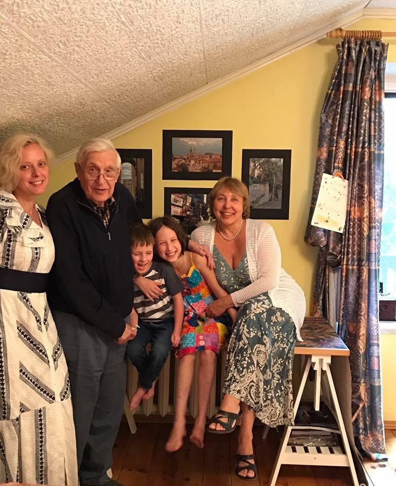 Детский смех в доме напоминает актеру, что жизнь продолжается.