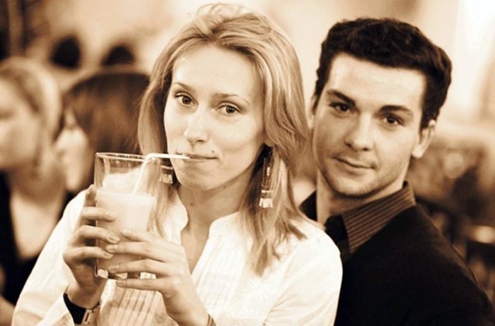 Актриса на последних сроках беременности тройней.