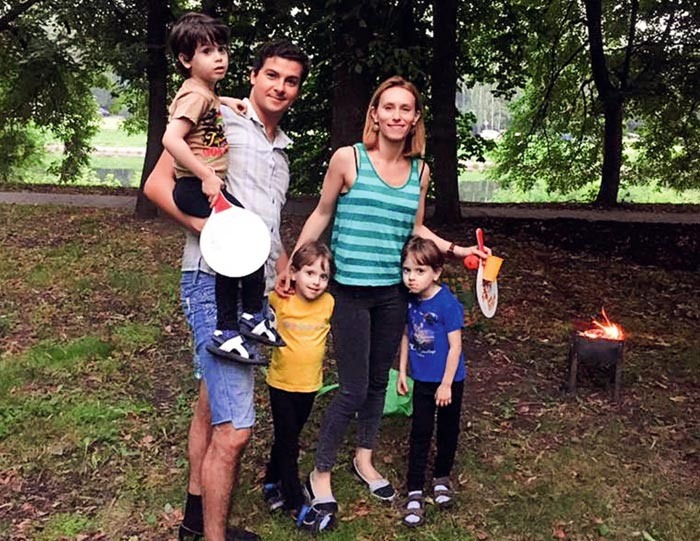 Счастливая мама троих малышей.