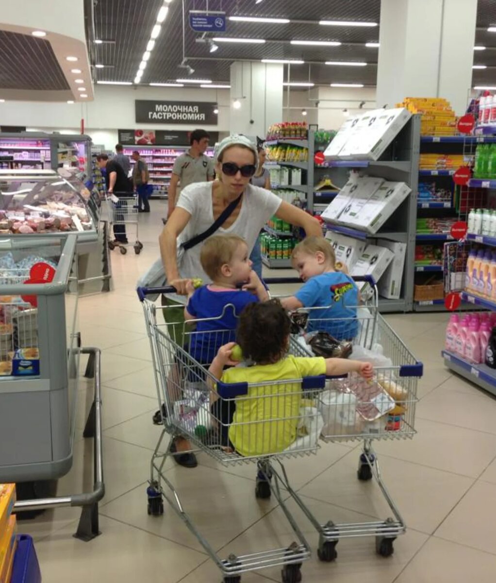 Мария Болтнева с подросшими сыновьями Платоном, Андреем и Тимофеем.