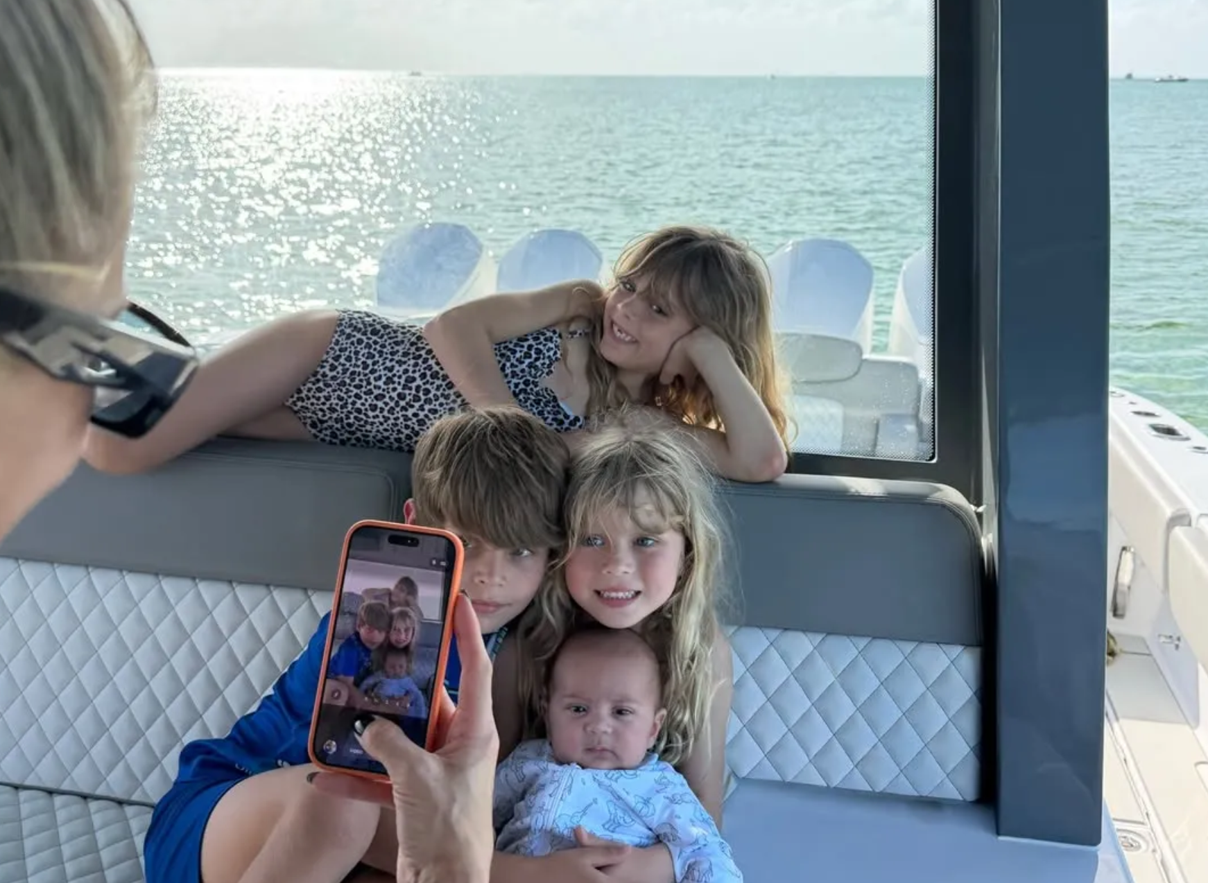 Дети Анны Курниковой и Энрике Иглесиаса, запечатлённые во время семейного отдыха.