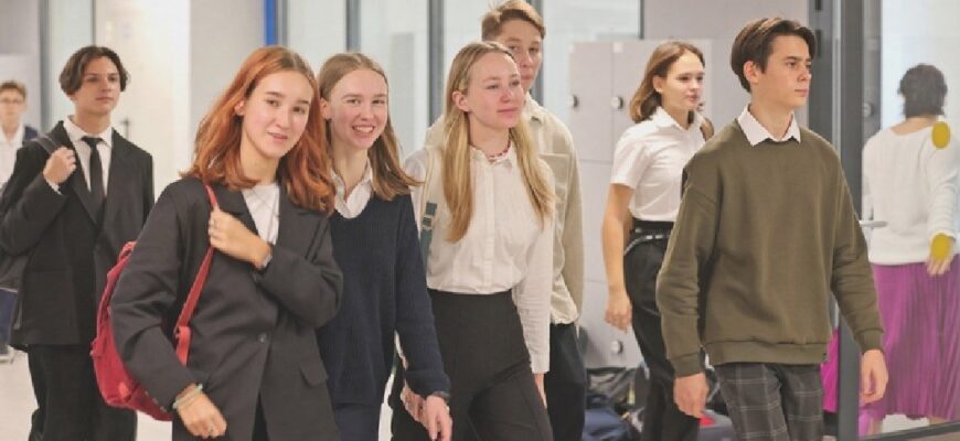 Минпросвещения: второй иностранный язык в школе остаётся предметом по выбору