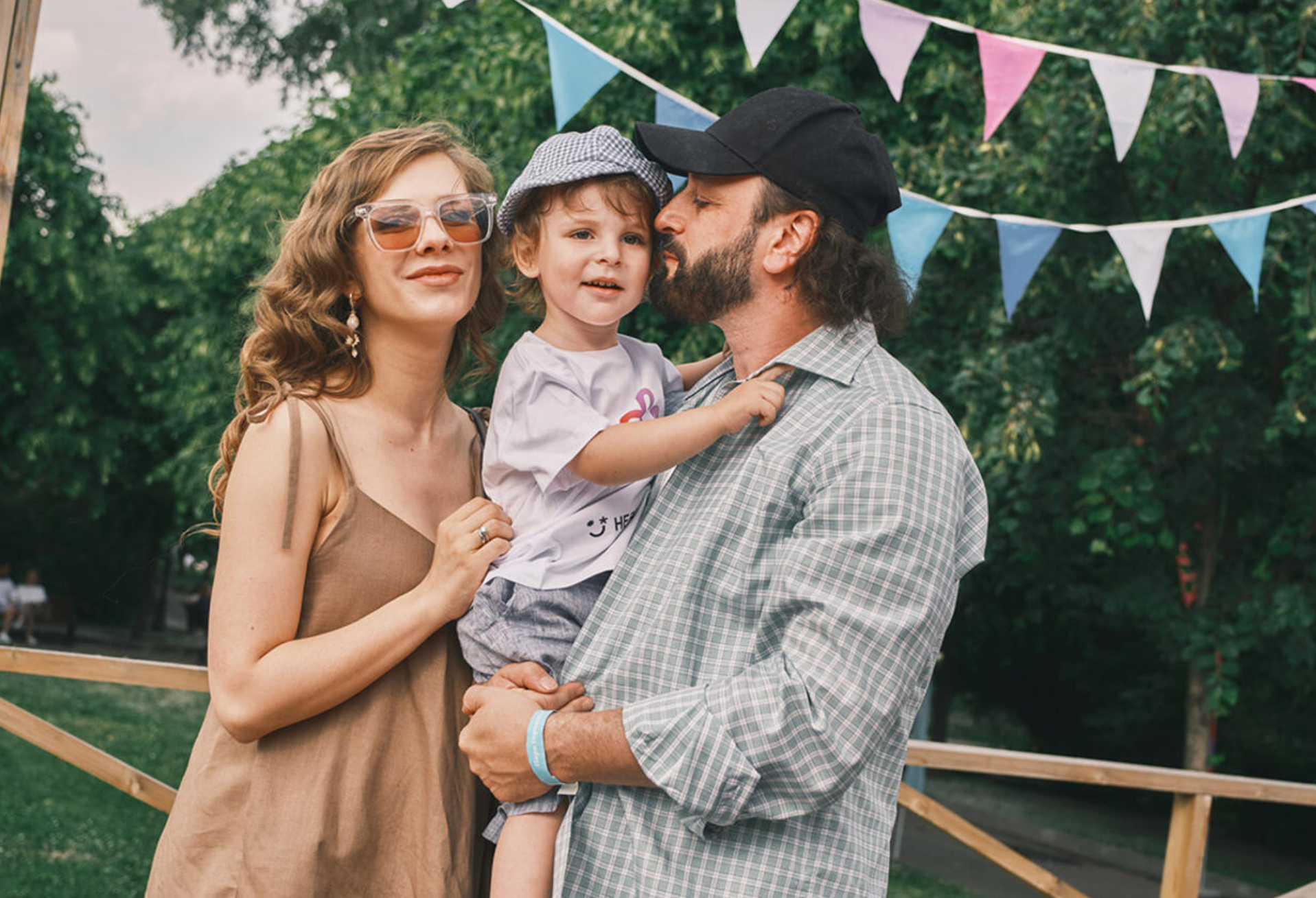 Илья Авербух с супругой Елизаветой Арзамасовой и их младшим сыном Львом.