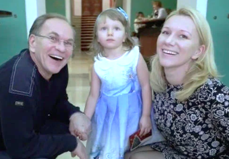 Три поколения: Алексей Гуськов с дочерью Натальей и любимой внучкой Елизаветой.