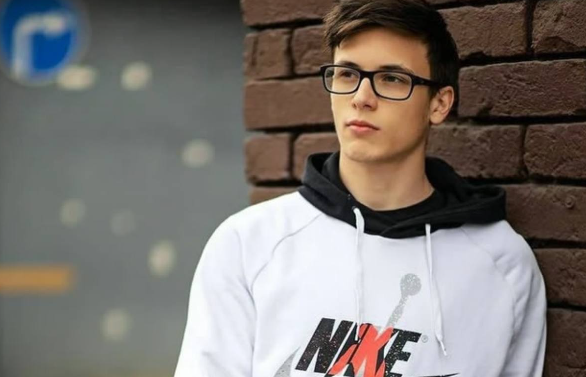 Мартин Авербух, сын известных фигуристов, строит свою карьеру в сфере международных отношений и киберспорта.