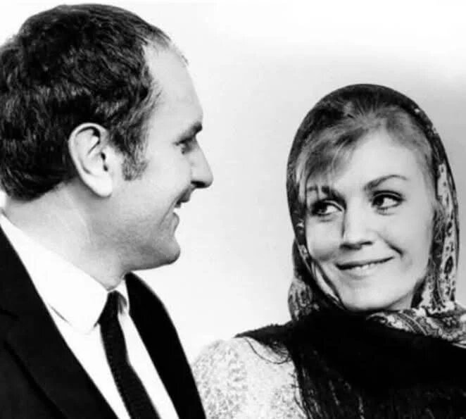 Збигнев Тухольский, верный спутник и опора Анны Герман, недавно завершил свой земной путь в Варшаве. Он до последних дней оставался преданным памяти своей жены.