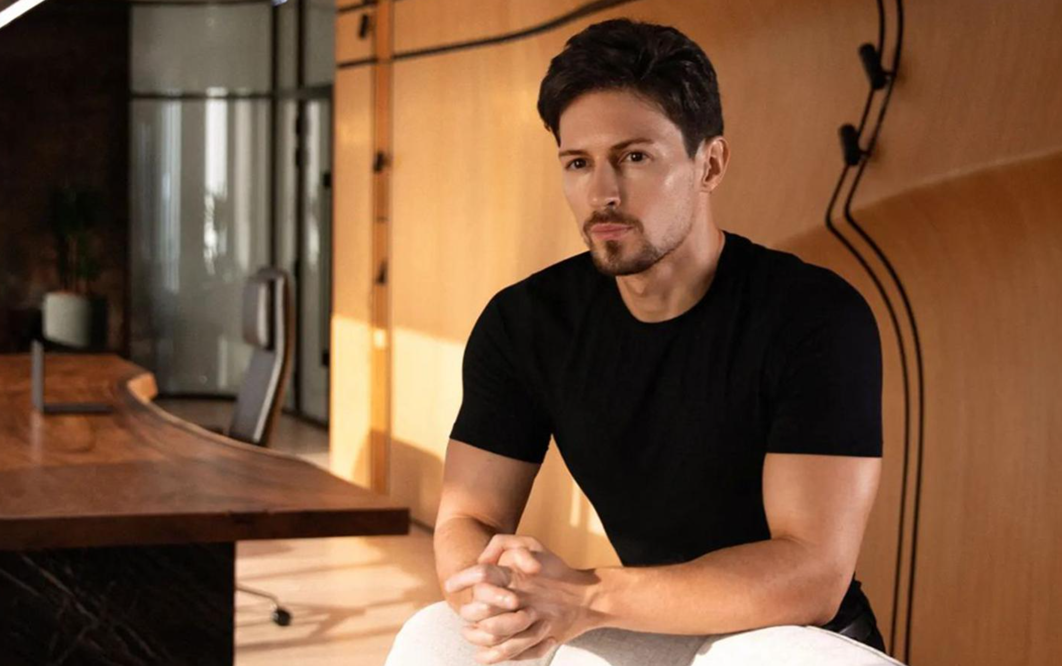 Городская жизнь на фоне тревожных событий.