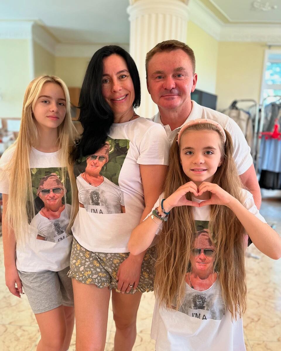 Яркие образы Анны: смелые эксперименты с макияжем и стилем.