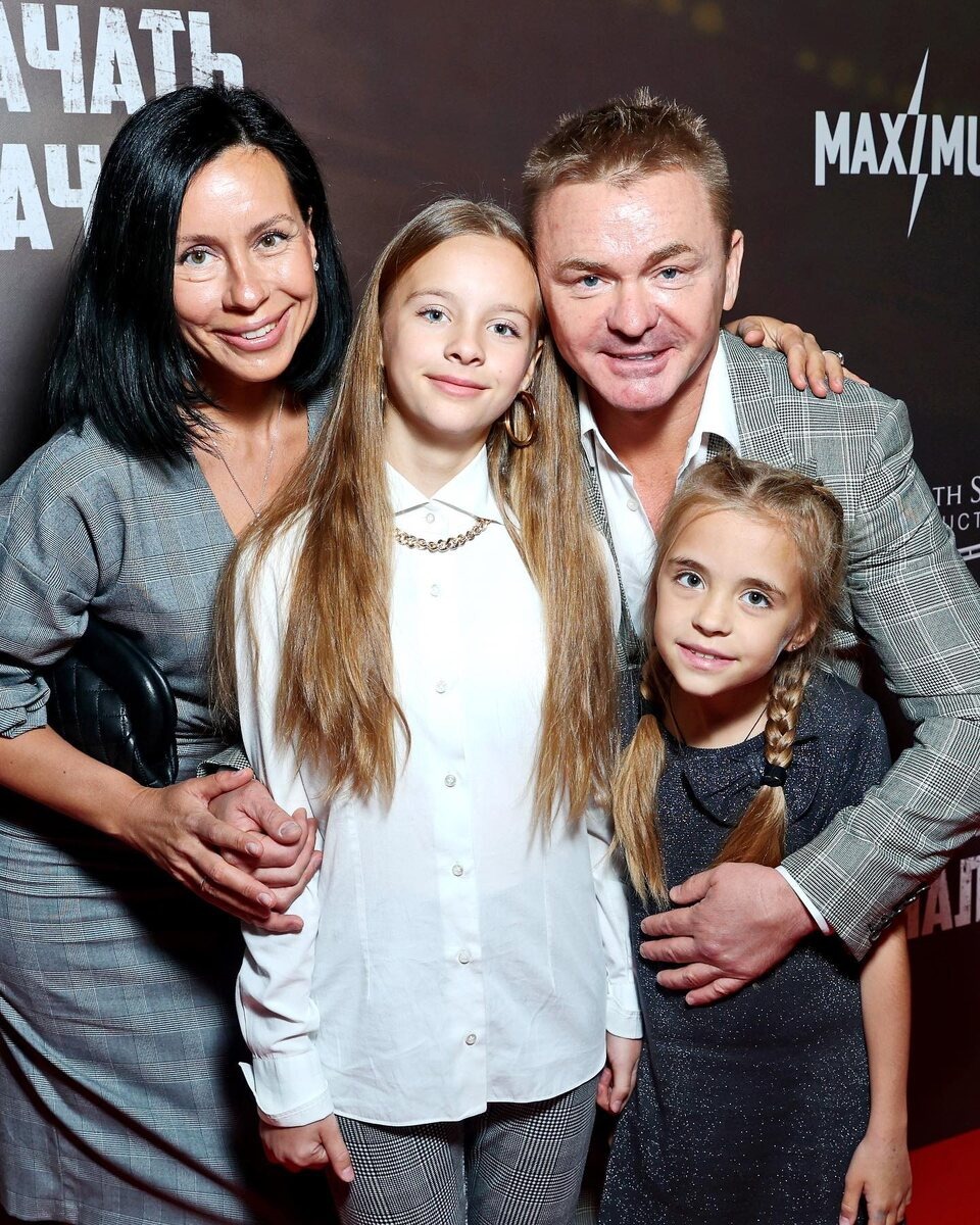 Подростковый возраст: Анна активно меняет имидж, выбирая взрослые наряды.