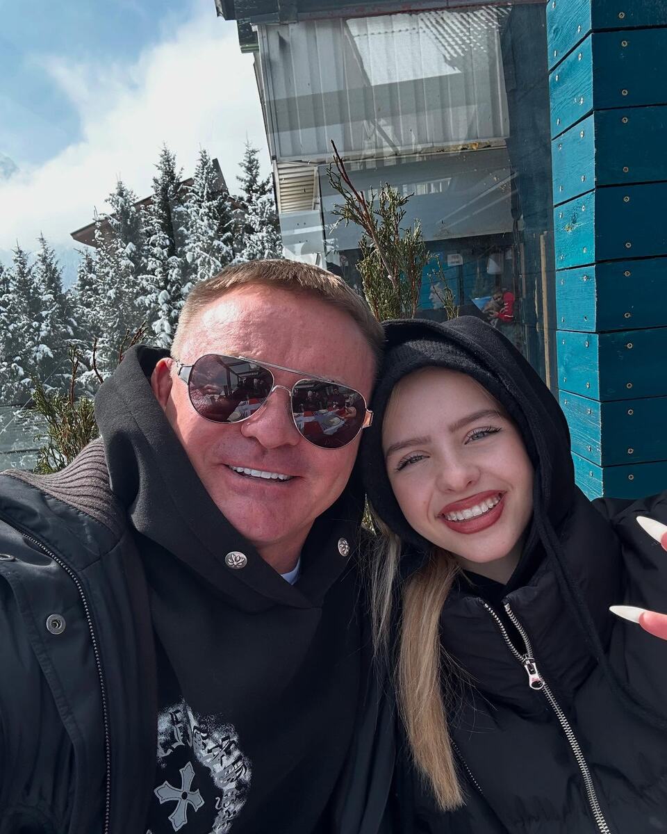 Отец и дочь: Владимир Сычёв поддерживает Анну, несмотря на внутренние переживания.