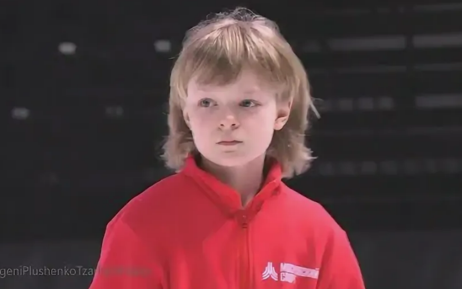 В центре внимания: Гном Гномыч на публичном мероприятии.