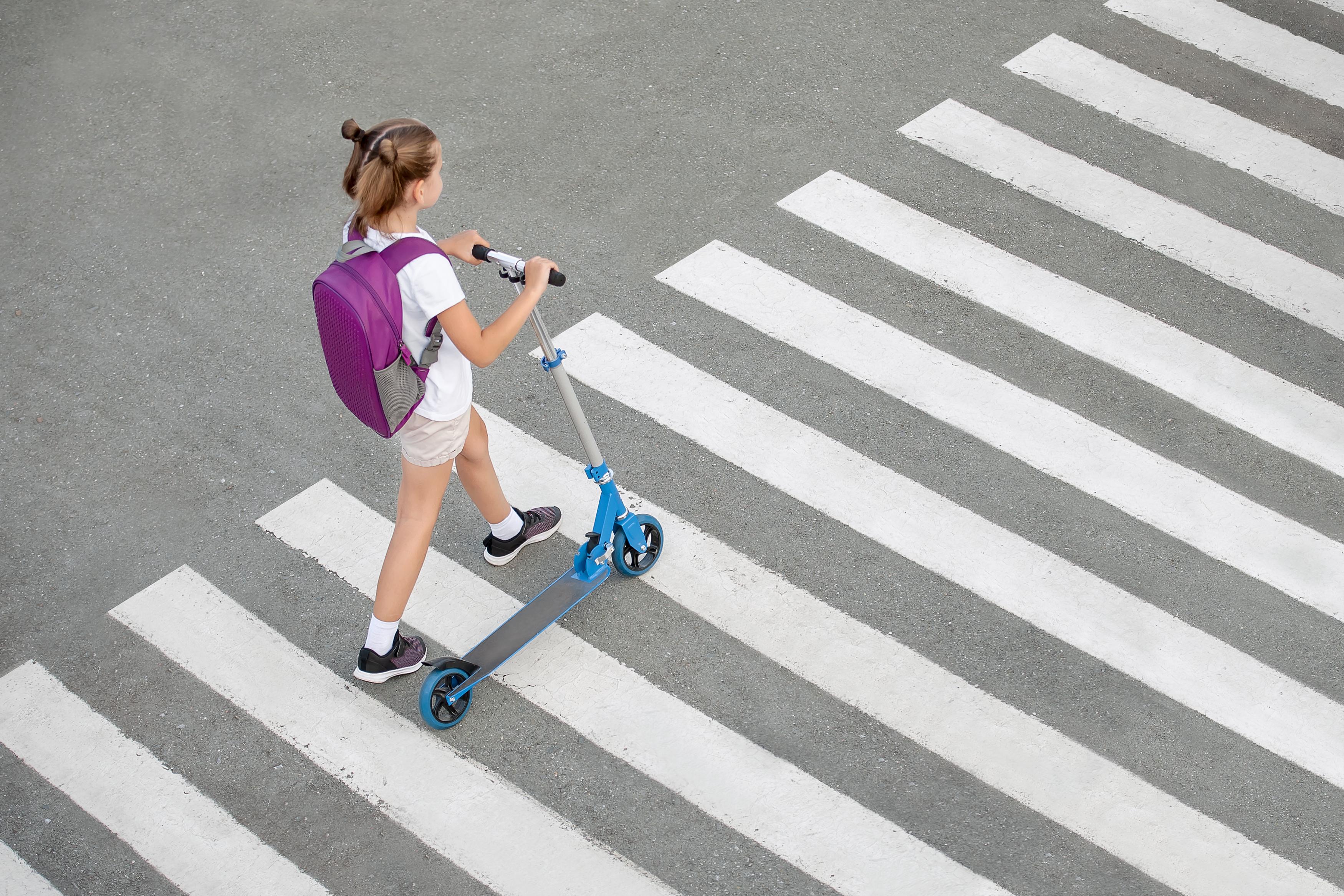 Важность спешивания с СИМ при переходе дороги – ключевое правило безопасности.